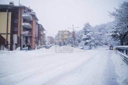 Foto de Icy road, dangerous road, winter landscape - Imagen libre de derechos