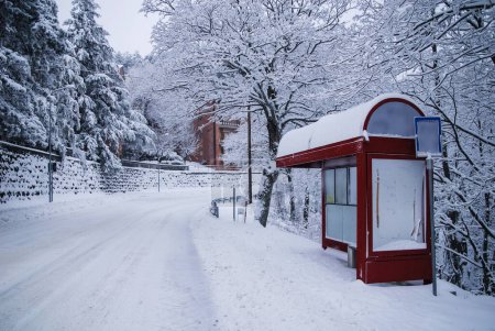 Foto de Paisaje de invierno de carretera helada, camino peligroso en temporada de nieve - Imagen libre de derechos