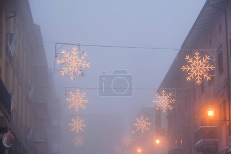 Téléchargez les photos : La ville avec l'atmosphère enneigée de Noël - en image libre de droit