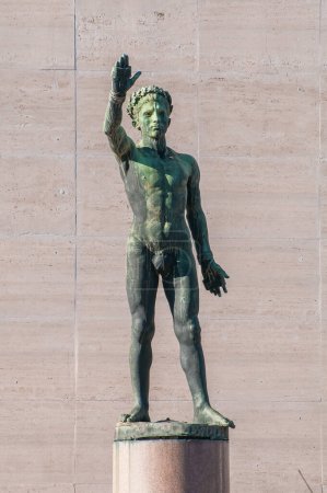 Foto de Una estatua de un atleta tiene su mano levantada en el saludo fascista en Roma, Italia. - Imagen libre de derechos