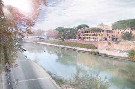 Foto de Lungotevere Roma, avenida arbolada a orillas del río - Imagen libre de derechos