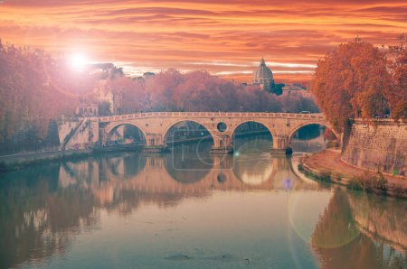 Foto de Puente romano sobre el río Tíber, lungotevere Roma, avenida arbolada a los lados del río - Imagen libre de derechos
