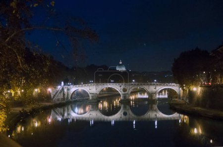 Foto de Tíber río por la noche, puente romano - Imagen libre de derechos