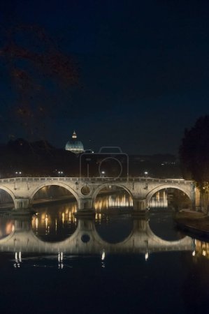Foto de Tíber río por la noche, puente romano - Imagen libre de derechos