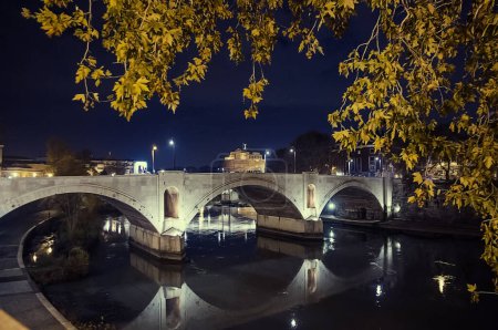 Téléchargez les photos : Holy angel castle, castel sant'angelo, tiber river by night, roman bridge - en image libre de droit