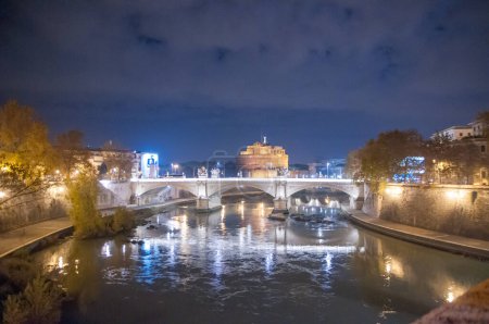 Téléchargez les photos : Holy angel castle, castel sant'angelo, tiber river by night, roman bridge - en image libre de droit