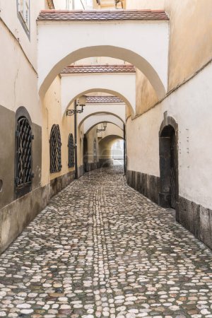 Foto de Pequeñas calles y arcos en el centro de Liubliana, calles históricas y monumentos - Imagen libre de derechos