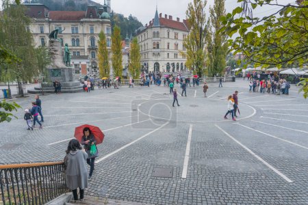 Téléchargez les photos : Place principale, église rouge, monuments de Ljubljana dans le centre-ville - en image libre de droit