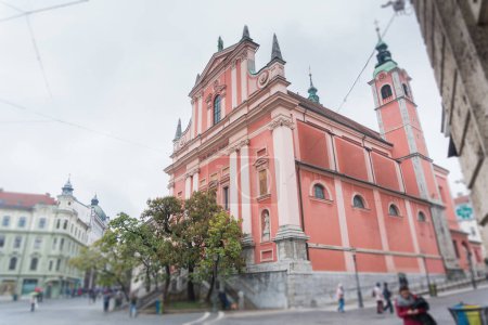 Téléchargez les photos : Place principale et église rouge de Ljubljana dans le centre-ville - en image libre de droit