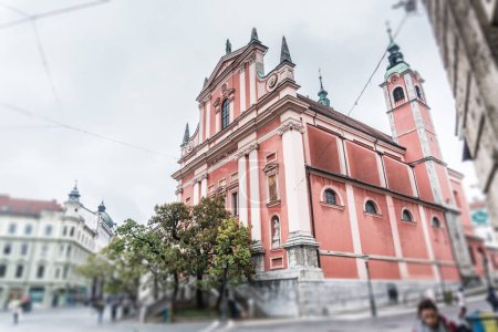 Foto de Plaza principal e iglesia roja de Liubliana en el centro de la ciudad - Imagen libre de derechos