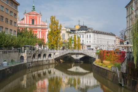 Téléchargez les photos : Triple pont sur la rivière Ljubljanica, attractions de la ville - en image libre de droit