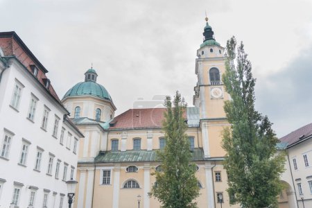 Téléchargez les photos : Célèbres bâtiments et rues dans le centre historique de Ljubljana - en image libre de droit