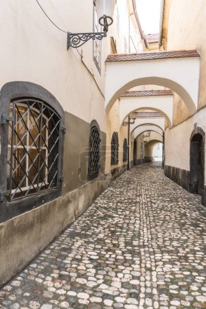 Téléchargez les photos : Petites rues et arches dans le centre de Ljubljana, rues historiques et monuments - en image libre de droit