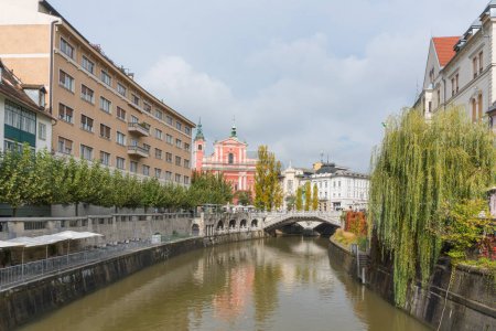 Téléchargez les photos : Canal de Ljubljana, pont et façades colorées des bâtiments - en image libre de droit