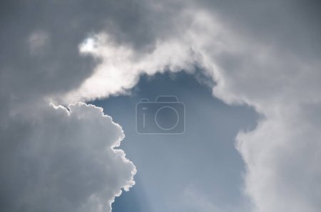 Téléchargez les photos : La lumière de Dieu crée une entaille dans les nuages, la lumière de la providence, la lumière du paradis - en image libre de droit