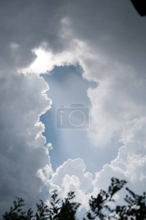 Foto de La luz de Dios crea una grieta en las nubes, la luz de la providencia, la luz del paraíso - Imagen libre de derechos
