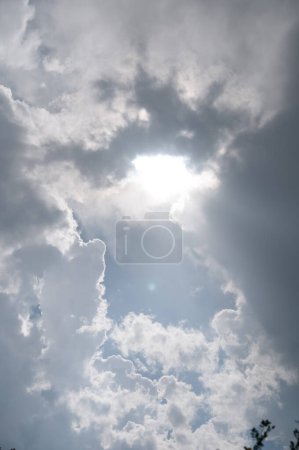 Foto de La luz de Dios crea una grieta en las nubes, la luz de la providencia, la luz del paraíso - Imagen libre de derechos