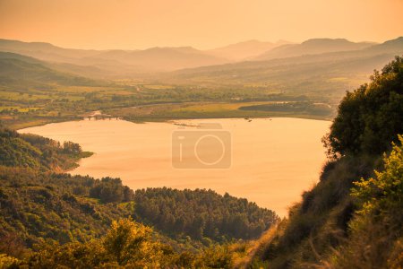 Téléchargez les photos : Beau paysage avec lac en montagne au coucher du soleil - en image libre de droit