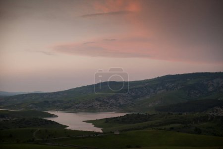 Foto de Vislumbre del lago al atardecer con las montañas al fondo - Imagen libre de derechos