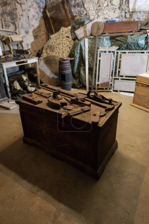 Foto de Herramientas de carpintero antiguo en la mesa - Imagen libre de derechos