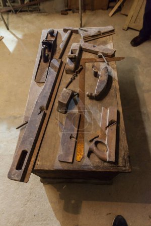 Foto de Herramientas de carpintero antiguo en la mesa - Imagen libre de derechos