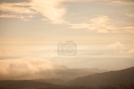 Foto de Cielo nublado y capas superpuestas de los contornos de las montañas, perspectiva aérea y contorno de las montañas con neblina y nubes - Imagen libre de derechos