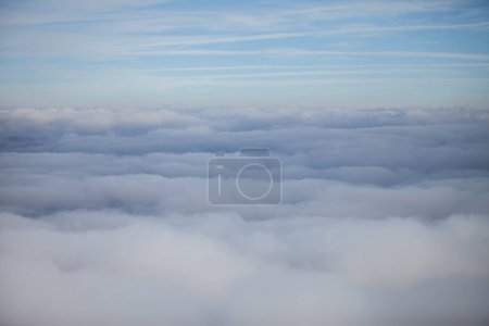 Téléchargez les photos : Ciel nuageux et mauvais temps avec vue sur la brume - en image libre de droit