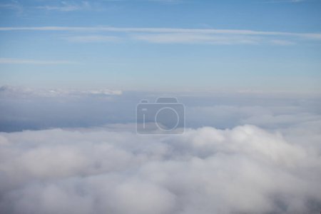 Foto de Cielo nublado y mal tiempo con vista aérea de niebla - Imagen libre de derechos