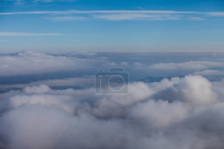 Foto de Cielo nublado y mal tiempo con vista aérea de niebla - Imagen libre de derechos