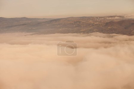 Téléchargez les photos : Ciel nuageux et mauvais temps avec vue sur la brume - en image libre de droit