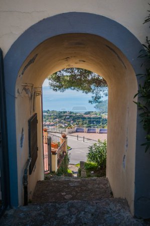 Téléchargez les photos : Maratea petites rues et vues panoramiques - en image libre de droit