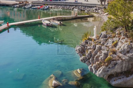 Téléchargez les photos : Port de Maratea bateaux amarrés et mer verte émeraude - en image libre de droit