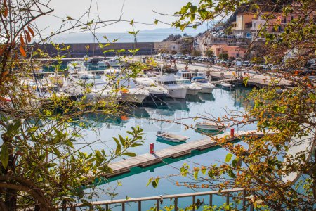 Foto de Puerto de Maratea amarre barcos y mar verde esmeralda - Imagen libre de derechos