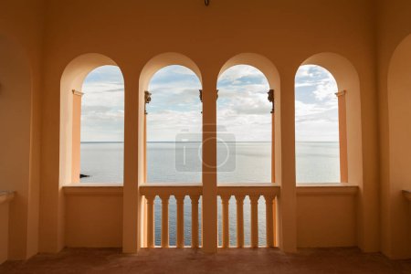 Foto de Maratea ventanas arqueadas con vistas al mar - Imagen libre de derechos