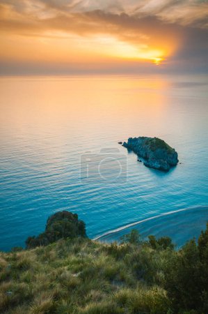 Foto de Paraíso en la tierra colorido paisaje al atardecer sobre la bahía sobre el mar - Imagen libre de derechos