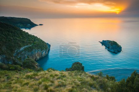 Téléchargez les photos : Les couleurs saturées du coucher de soleil sur le golfe - en image libre de droit