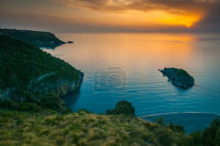 Foto de Paraíso en la tierra colorido paisaje al atardecer sobre la bahía sobre el mar - Imagen libre de derechos