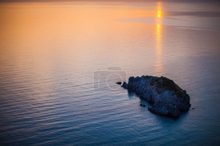 Foto de Los colores saturados de la puesta de sol sobre la isla - Imagen libre de derechos
