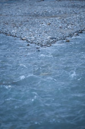 Foto de Los rápidos del río que desciende de las montañas - Imagen libre de derechos