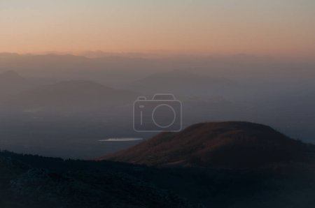 Téléchargez les photos : Vue depuis le sommet de la montagne au coucher du soleil - en image libre de droit