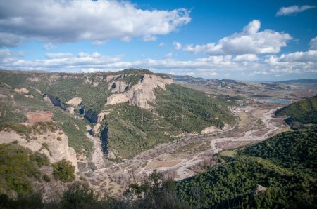 Téléchargez les photos : Vue sur la vallée depuis le sommet de la montagne - en image libre de droit