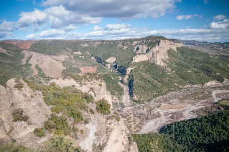 Téléchargez les photos : Vue sur la vallée depuis le sommet de la montagne - en image libre de droit