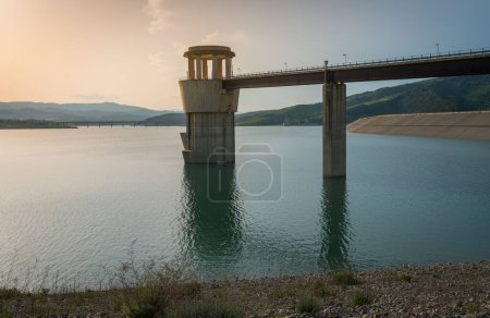 Foto de La torre de la presa al atardecer - Imagen libre de derechos