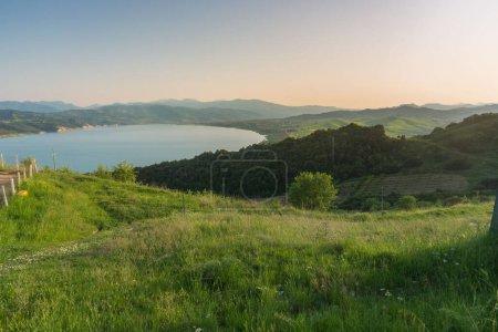 Téléchargez les photos : Le lac du barrage au coucher du soleil - en image libre de droit