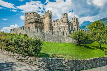 Téléchargez les photos : Château et forteresse de montagne dans les Alpes - en image libre de droit