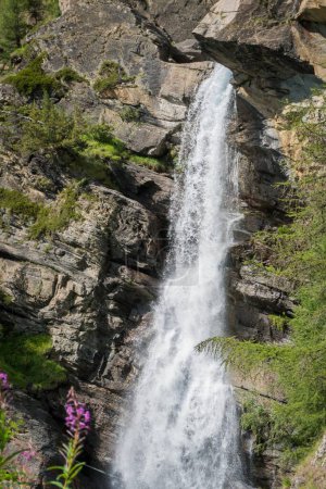 Téléchargez les photos : Ruisseau coule entre les rochers et crée une cascade alpine - en image libre de droit