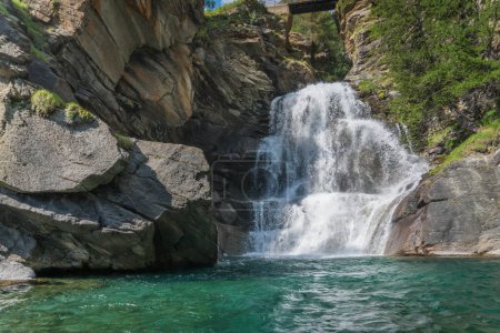 Foto de Arroyo fluye entre las rocas y crea una cascada alpina - Imagen libre de derechos