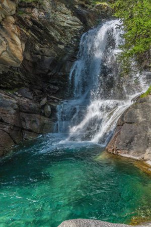 Téléchargez les photos : Ruisseau coule entre les rochers et crée une cascade alpine - en image libre de droit