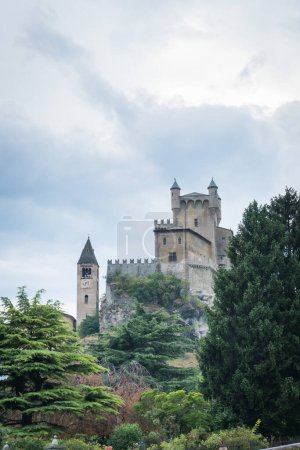 Téléchargez les photos : Château et forteresse de montagne dans les Alpes - en image libre de droit