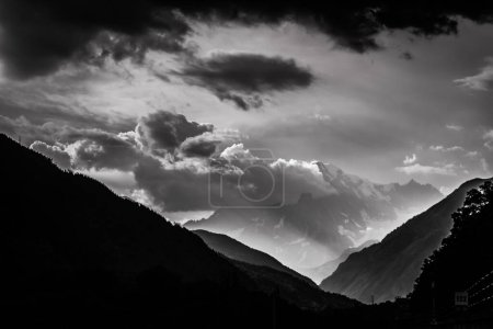Foto de Mal tiempo en el macizo del Mont Blanc - Imagen libre de derechos